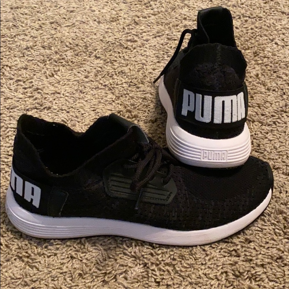 Black puma tennis shoes